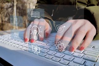 Foto: Hände auf Tastatur mit Icons