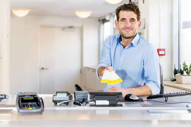 Foto: Person mit Gutscheinen
